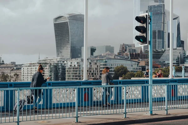 London Großbritannien August 2020 Menschen Die Auf Der Tower Bridge — Stockfoto