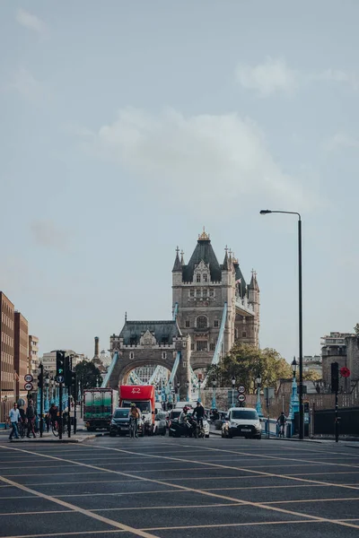 London Großbritannien August 2020 Radfahrer Und Autos Einer Ampel Vor — Stockfoto
