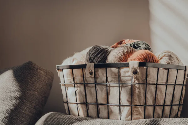 Nahaufnahme Eines Korbs Erdfarbener Garnknäuel Einer Wohnung Sonnenlicht Aus Dem — Stockfoto