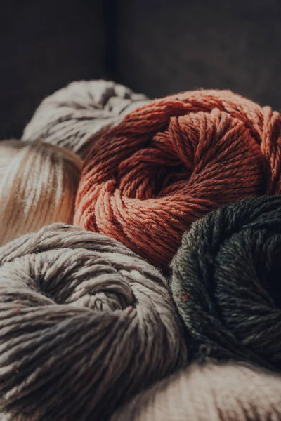 ウール糸の地球色の肌の閉鎖 選択的な焦点 — ストック写真