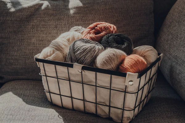 Panier Écheveaux Fils Couleur Terre Sur Canapé Lumière Soleil Fenêtre — Photo