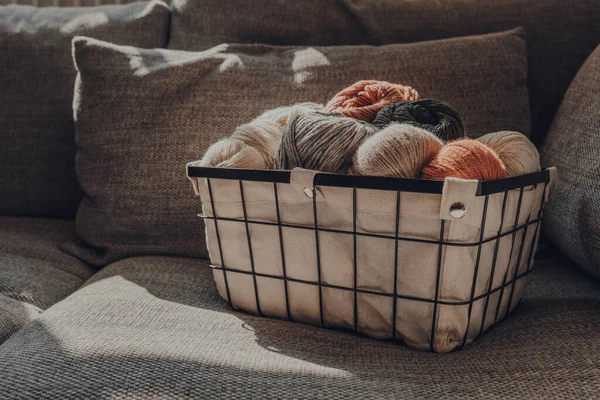 Korb Mit Erdfarbenen Garnknäueln Auf Einem Sofa Sonnenlicht Aus Dem — Stockfoto