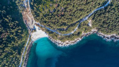 Mermer plajın havadan görünüşü. Yunanistan 'ın en güzel beyaz plajı.