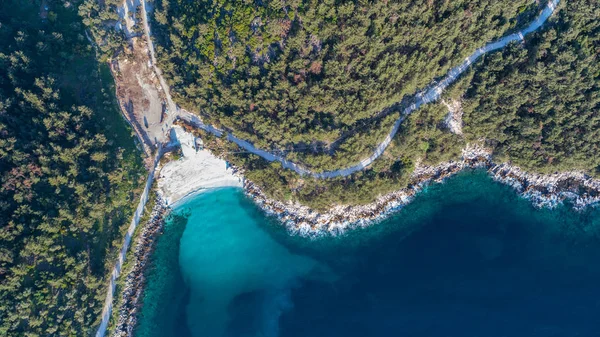 Mermer plajın havadan görünüşü. Yunanistan 'ın en güzel beyaz plajı.