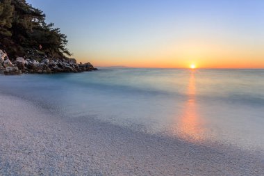 Sunrise mermer Beach (Saliara beach), Thassos Islands, Yunanistan. En güzel beyaz plaj Yunanistan