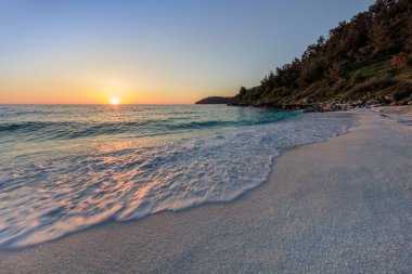 Sunrise mermer Beach (Saliara beach), Thassos Islands, Yunanistan. En güzel beyaz plaj Yunanistan