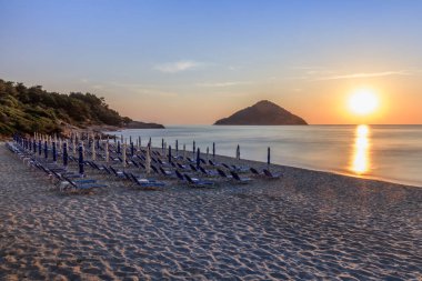 Paradise beach adlı gündoğumu. Thassos Adası Yunanistan
