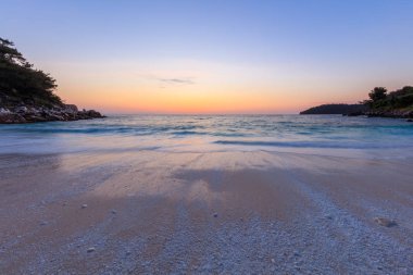 Sunrise mermer Beach (Saliara beach), Thassos Islands, Yunanistan. En güzel beyaz plaj Yunanistan