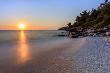 Sunrise mermer Beach (Saliara beach), Thassos Island, Yunanistan. En güzel beyaz plaj Yunanistan