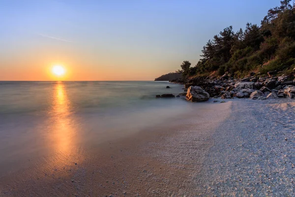 大理石 Saliara ビーチ の日の出タソス島 ギリシャ ギリシャで最も美しい白いビーチ — ストック写真