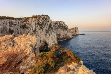 Gündoğumu sırasında deniz feneri. Cape Doukato, Lefkada Adası, Yunanistan
