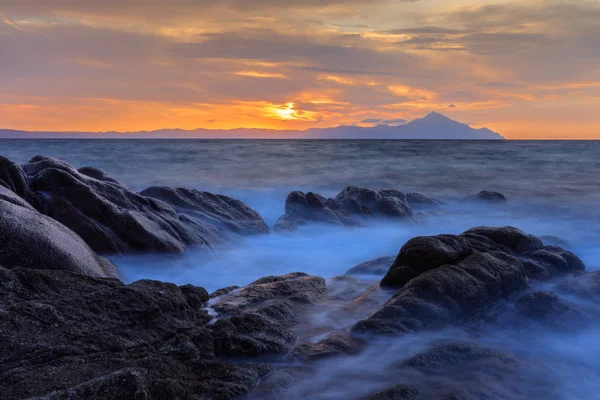 Vourvourou Karidi Strand Met Mount Athos Achtergrond Verrast Bij Zonsopgang — Stockfoto