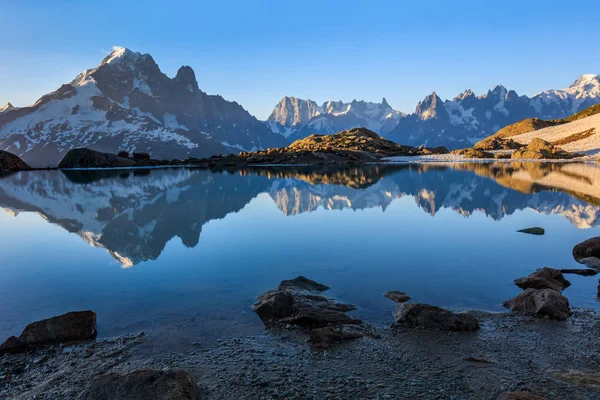 Macizo Del Mont Blanc Reflejado Lac Blanc Alpes Graianos Francia Imagen de archivo