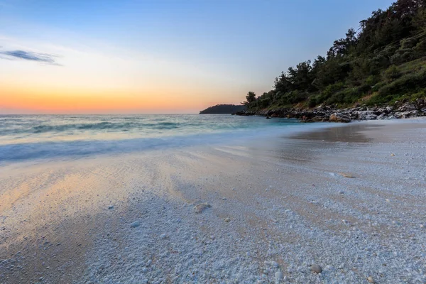 Sunrise mermer Beach (Saliara beach), Thassos Island, Yunanistan. En güzel beyaz plaj Yunanistan