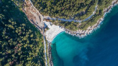 Mermer plajın havadan görünüşü. Yunanistan 'ın en güzel beyaz plajı.