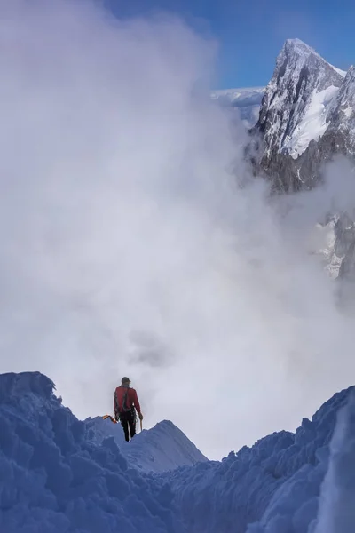 登山者在勃朗峰的地块上 从钻头的视角看 842 — 图库照片