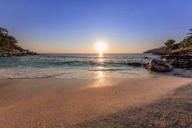 Sunrise mermer Beach (Saliara beach), Thassos Islands, Yunanistan. En güzel beyaz plaj Yunanistan