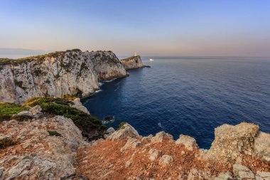 Gündoğumu sırasında deniz feneri. Cape Doukato, Lefkada Adası, Yunanistan
