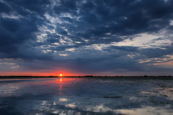 多瑙河中的日出 罗马尼亚三角洲 — 图库照片