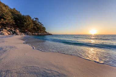 Sunrise mermer Beach (Saliara beach), Thassos Islands, Yunanistan. En güzel beyaz plaj Yunanistan