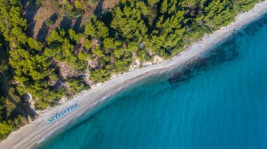 Kriopigi Beach havadan görünümü. Kassandra Halkidiki Yarımadası, Yunanistan