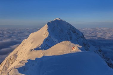 Kışın dağın zirvesi, Piatra Craiului Dağları, Romanya
