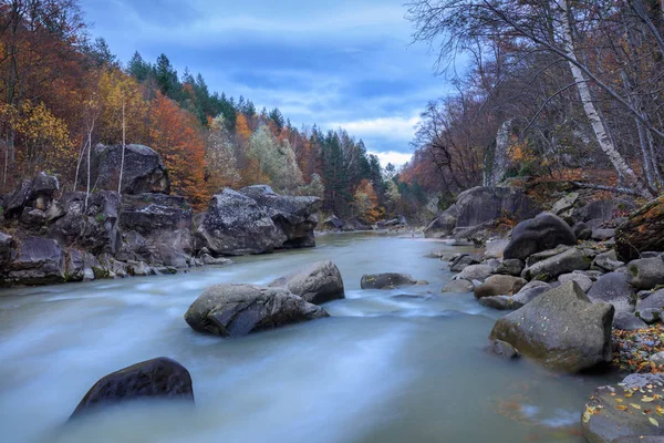 山区河流在秋天 罗马尼亚布泽乌县集团军 — 图库照片