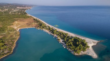 Glarokavos Beach Kassandra Yarımadası'nda havadan görünümü. Halkidikya, Yunanistan