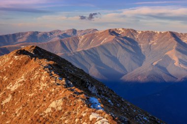 Gün doğumunda dağ manzarası. Piatra Craiului Dağları, Romanya