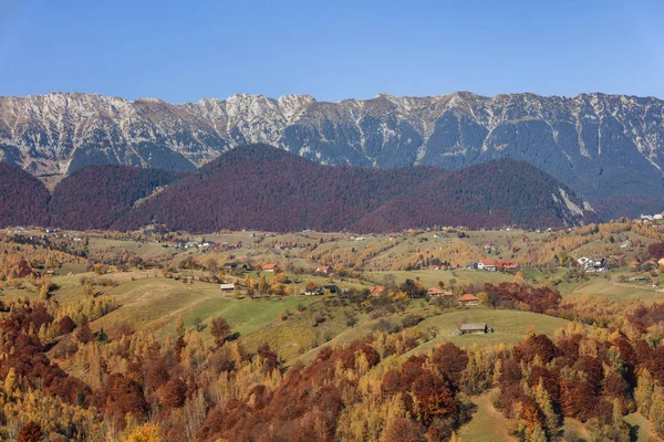 Paisagem Rural Com Aldeia Romena Autumnl Perto Piatra Craiului Montanhas — Fotografia de Stock