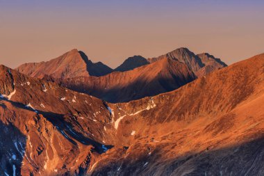 dağ manzarası Fagaras dağlar, Romanya. Negoiu tepe 2535 m arka planda