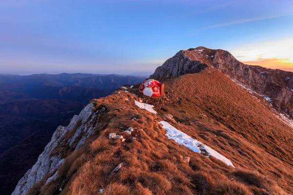 Paesaggio montano all'alba — Foto Stock