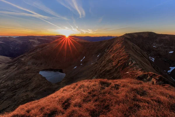 Lago Urlea en las montañas de Fagaras — Foto de Stock