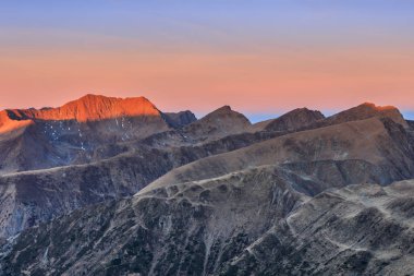 dağ manzarası Fagaras dağlar, Romanya. Sol Moldoveanu tepe, 2544 m
