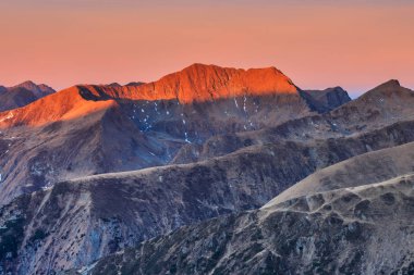 dağ manzarası Fagaras dağlar, Romanya. Sol Moldoveanu tepe, 2544 m