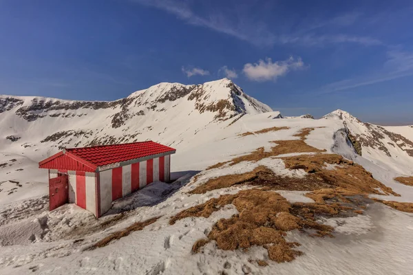 冬には高山の避難所 ルーマニアのファガラス山脈 — ストック写真