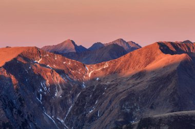 dağ manzarası Fagaras dağlar, Romanya. Negoiu tepe 2535 m arka planda