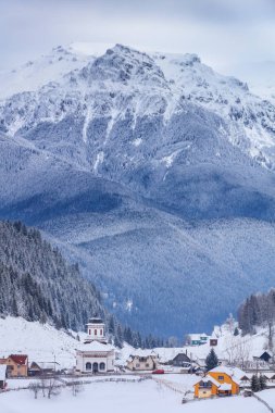 Fundatica köyündeki evler. Brasov ilçesi, Romanya