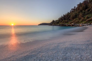 Sunrise mermer Beach (Saliara beach), Thassos Islands, Yunanistan. En güzel beyaz plaj Yunanistan