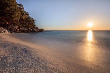 Sunrise mermer Beach (Saliara beach), Thassos Islands, Yunanistan. En güzel beyaz plaj Yunanistan