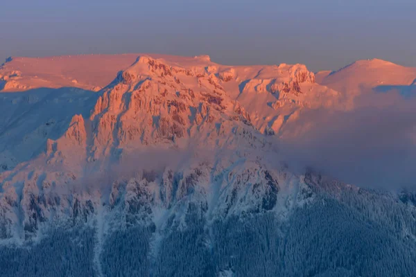冬の山の風景 ルーマニア ブチェジ山脈 — ストック写真