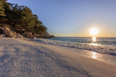 Sunrise mermer Beach (Saliara beach), Thassos Islands, Yunanistan. En güzel beyaz plaj Yunanistan