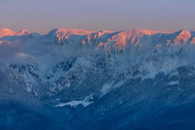 Kışın dağ manzarası. Bucegi Dağları, Romanya