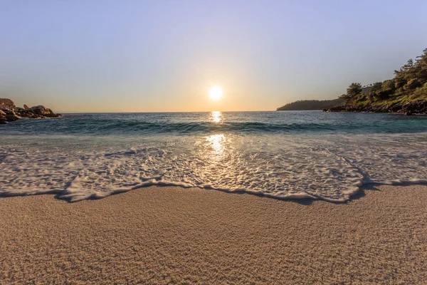 大理石 Saliara ビーチ の日の出タソス島 ギリシャ ギリシャで最も美しい白いビーチ — ストック写真