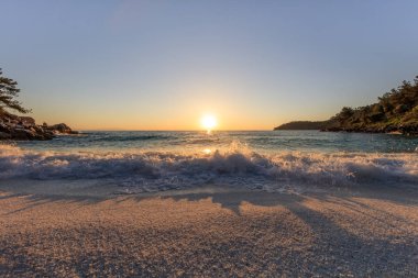 Sunrise mermer Beach (Saliara beach), Thassos Islands, Yunanistan. En güzel beyaz plaj Yunanistan