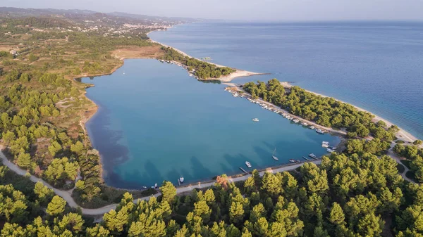 Glarokavos Beach Kassandra Yarımadası'nda havadan görünümü. Halkidikya, Yunanistan
