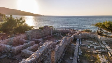Aliki, Sit alanı içinde antik köy kalıntıları