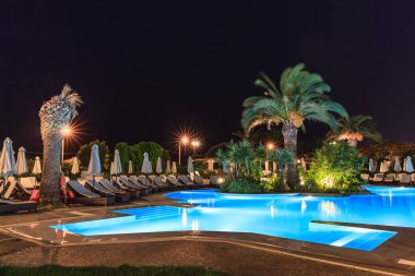 Gece aydınlığında yüzme havuzu