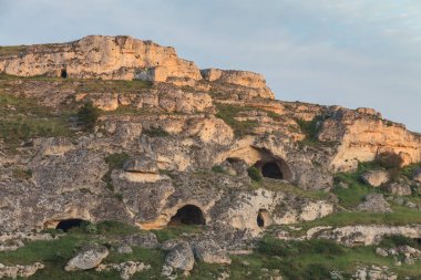 Gravina Kanyonu tarafında mağaralar. Matera, Italya