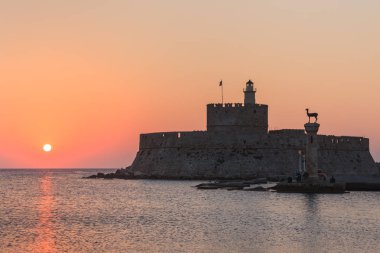 mandraki Limanı, güneş doğuyor. Rhodes, Yunanistan